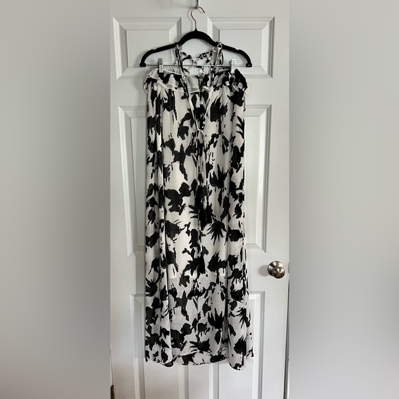 Feminine Boutique Maxi Dress - Picture 4 of 15
